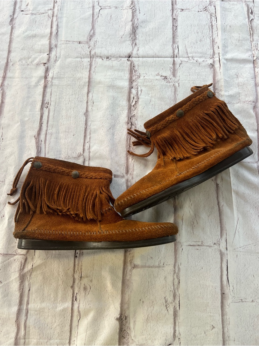 Minnetonka moccasins size 7 brown